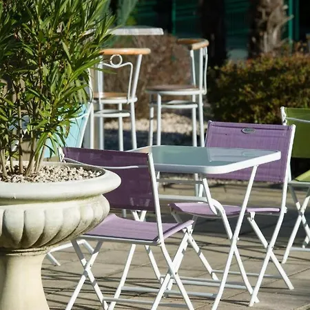 Brit Essentiel Pau Hotel 2*