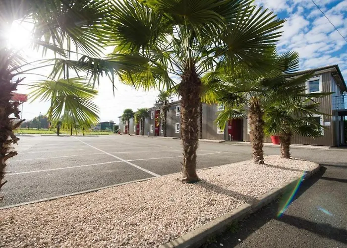 Hotel Brit Essentiel Pau 2*